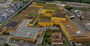 gelbes Gebäude Luftaufnahme
