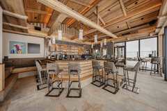 Kienpointner Bar mit Holzbarbereich