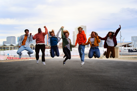 Menschen die einen Luftsprung machen