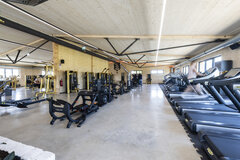 Happy Fit Perg Holz-Fitnessstudio mit Cardio- und Kraftgeräten