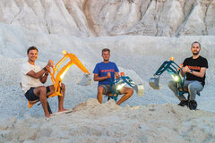 HEFA BAGGA Drei Männer auf Spielzeugbaggern