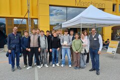 HTL Salzburg Viele Jugendliche vor einem gelben Gebäude
