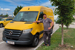 Kleinbusse Wien Schachermayer Mitarbeiter vor gelbem Kleinbus