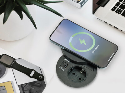 EVOline Circle80 Schreibtisch mit Handy und Uhr, die gerade aufgeladen werden