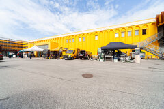 GMA Messe Gelbes Gebäude mit Ständen davor